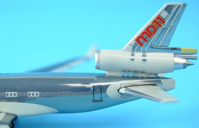 1/400 Model Airplane JC-Wings XX4668 McDonnell Douglas MD-11 N111MD House Color Polish Aircraft Diecast Model Collectibles, Scale Model, Metal Model Plane.