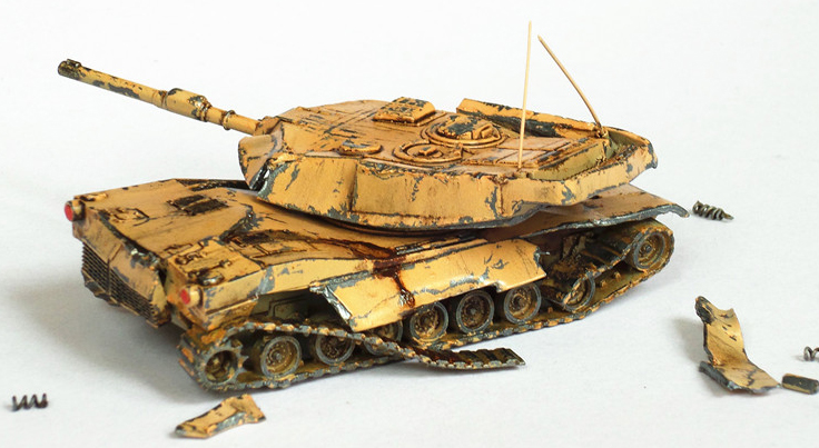 1/100 Battle Damage Tank Scale Model For Battlefield Scene, Finished Plastic Model Kit.