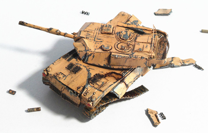 1/100 Battle Damage Tank Scale Model For Battlefield Scene, Finished Plastic Model Kit.