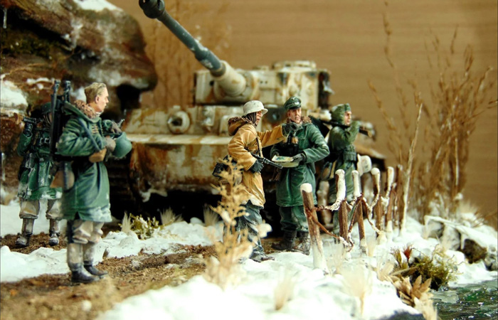 1/35 Scale Plastic Model Kit, Tiger Tank And Soldiers, Winter Snow Scene Diorama.