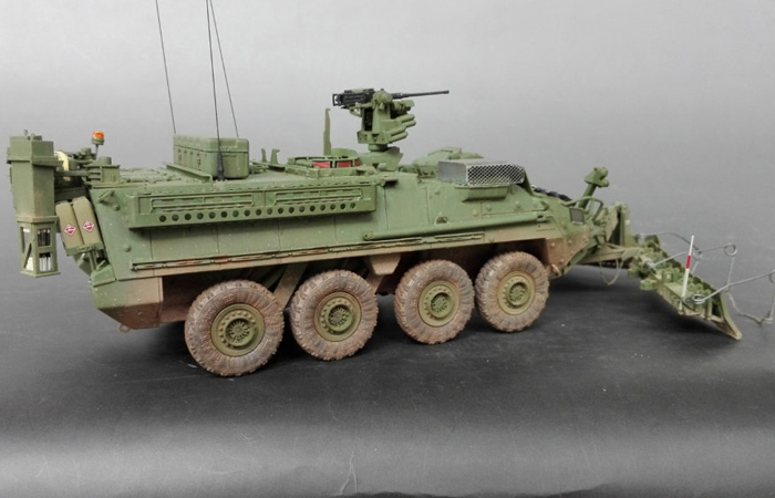 1/35 Scale Trumpet Plastic Model Kit 01575 M1132 Stryker Engineer Squad Vehicle With AMP/SMP.