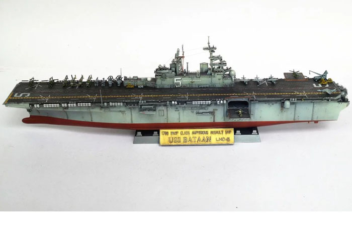 1/700 Scale Trumpet Plastic Model Kit 83406 USS Bataan LHD-5 Wasp-Class Amphbious Assault Ship.